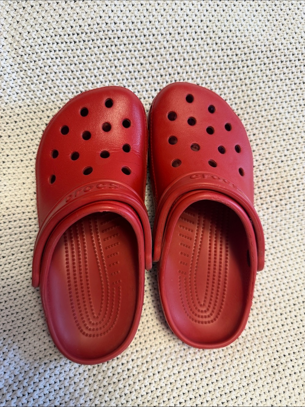 CROCS Classic Clog in Bright Red